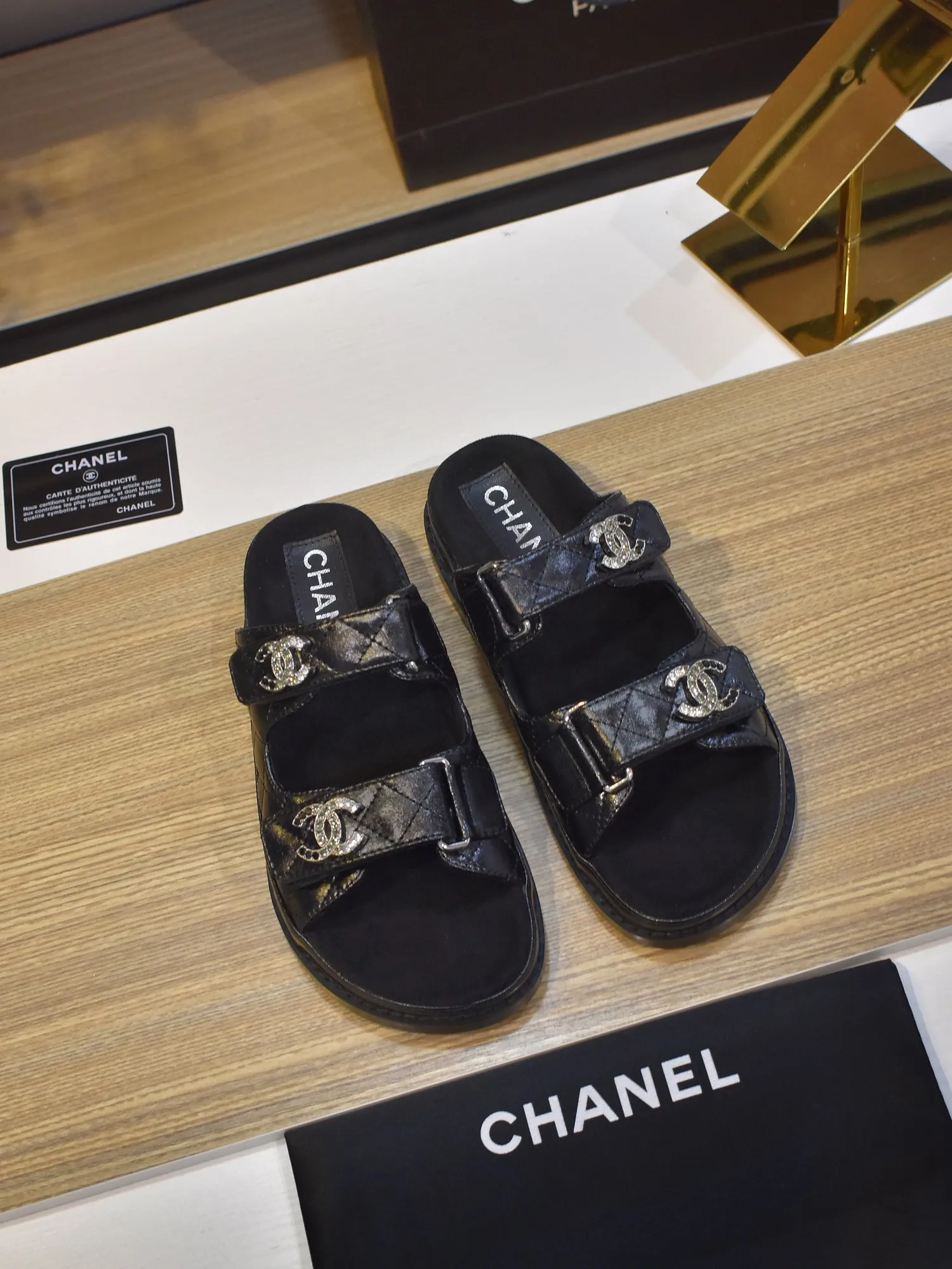 👟👟Ex-factory price 480👟👟 𝑐ℎ𝒶𝓃𝓮𝓁 2025 early spring double pearl latest season new Velcro slippers ————————————❤ European purchasing agent & fragrance grandma’s new fashion latest layout 🔛 Small fragrance sandals that exude lasting charm ~ original development supports any comparison in the market 🆚The so-called smooth and natural lines To restore the original look, many celebrities have recommended it as one of the must-have items for spring. It is super comfortable on the feet! [Top version] ⚫ Size: 35-41 (41-42 customized, non-returnable)